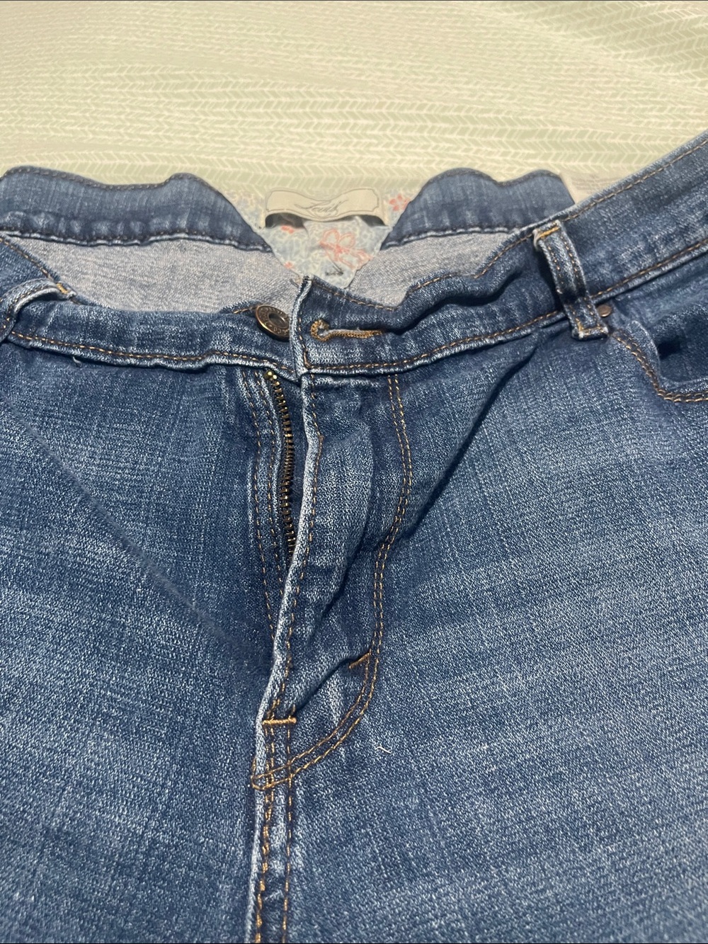 Women’s Vintage Levi’s cuffed cropped jeans-red tag